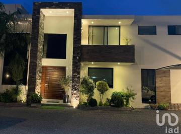 Casa · 507m² · 5 Recámaras · 8 Estacionamientos · Casa en Venta en Villas del Meson Juriquilla