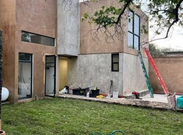 Casa · 225m² · 4 Recámaras · 4 Estacionamientos · Casa - Tepoztlán