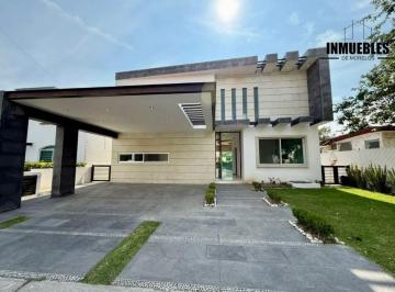 Casa · 320m² · 5 Recámaras · 2 Estacionamientos · Casa - Fraccionamiento Lomas de Cocoyoc