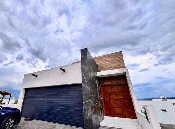 Casa · 270m² · 3 Recámaras · 2 Estacionamientos · Se Renta Casa en Altozano