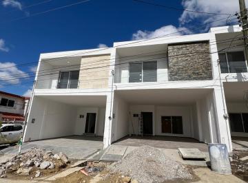 Casa · 210m² · 3 Recámaras · 2 Estacionamientos · Casas en Venta Col. Loma del Gallo