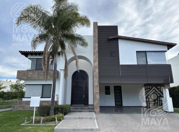 Casa · 456m² · 4 Recámaras · 4 Estacionamientos · Casa en Renta, Campanario, Querétaro