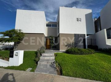 Casa · 194m² · 3 Recámaras · 2 Estacionamientos · Casa en Venta en Colinas de San Isidro, Zapopan.