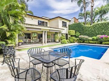 Casa · 407m² · 4 Recámaras · 4 Estacionamientos · Casa en Venta en Privada Zona Dorada Cuernavaca Morelos