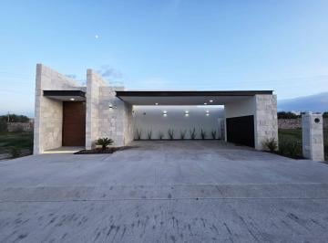 Casa · 384m² · 3 Recámaras · 3 Estacionamientos · Venta Casa en Montoro Residencial Al Norte de La Ciudad Bi