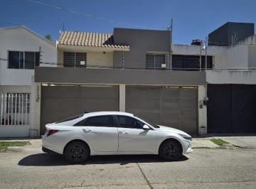 Casa · 280m² · 3 Recámaras · 2 Estacionamientos · Bonita Casa en Venta en Punto Verde