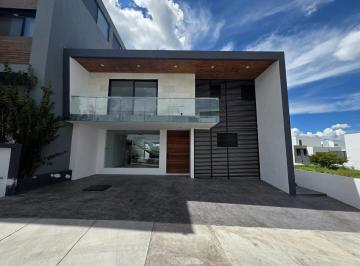 Casa · 449m² · 4 Recámaras · 2 Estacionamientos · Casa en Venta, en Zibata, Queretaro