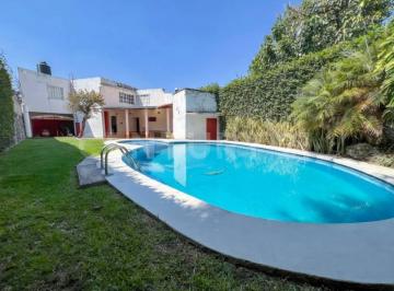 Casa · 281m² · 1 Recámara · 4 Estacionamientos · Casa con Amplio Jardín, Alberca y Terraza en Civac