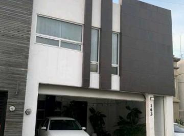 Casa · 196m² · 4 Recámaras · 2 Estacionamientos · Renta de Casa Amueblada Col. Bosques del Oriente