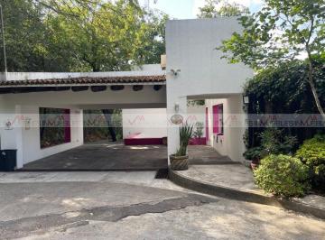 Casa · 483m² · 3 Recámaras · 2 Estacionamientos · Casa en Venta en San Pedro Garza García