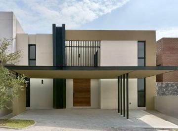 Casa de 3 habitaciones, Querétaro · Casa en Venta en Altozano de 3 Hab Mas Estudio en Planta Baja y Jardin Interior