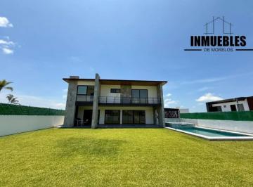 Casa · 4 Recámaras · 2 Estacionamientos · Casa - Fraccionamiento Lomas de Cocoyoc