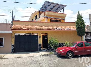 Casa · 353m² · 4 Recámaras · 4 Estacionamientos · "Oportunidad Única: Casa con Gran Potencial de Inversión en Col. Tepalcates"