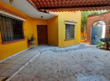 Casa · 416m² · 4 Recámaras · 3 Estacionamientos · Casa en Venta en El Centro de Tequisquiapan