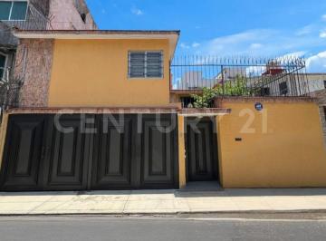 Casa · 273m² · 3 Recámaras · 3 Estacionamientos · Casa en Venta en Coyoacán con Jardín y 3 Estacionamientos
