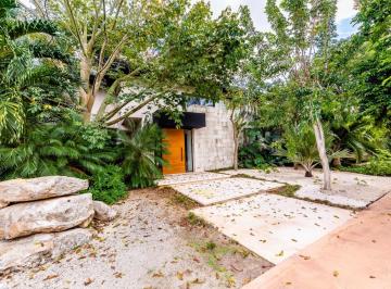 Casa · 630m² · 4 Recámaras · 3 Estacionamientos · Casa en Venta y Renta en Yucatan Country Club, Merida Norte
