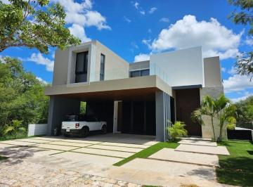Casa · 475m² · 4 Recámaras · 3 Estacionamientos · Casa en Venta en Privada Oasis, Yucatan Country Club