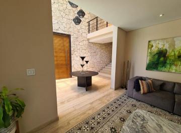 Casa · 422m² · 3 Recámaras · 2 Estacionamientos · Casa en Venta en Cholul