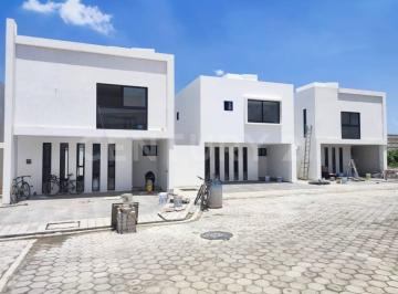 Casa · 160m² · 3 Recámaras · 2 Estacionamientos · Casa en Venta en Fraccionamiento Privado, Zona Tlaxcalancingo, Puebla