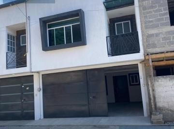 Casa · 172m² · 3 Recámaras · 2 Estacionamientos · Casa en Venta con Tres Recamaras y Roof Garden en Tlaxcala