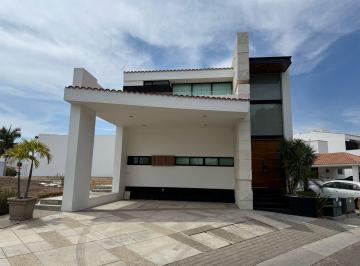 Casa · 540m² · 4 Recámaras · 2 Estacionamientos · Casa en Renta en El Cid