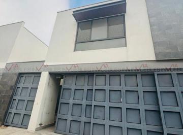 Casa · 360m² · 3 Recámaras · 3 Estacionamientos · Casa en Venta en Puerta de Hierro