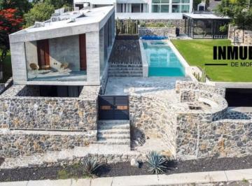 Casa · 450m² · 4 Recámaras · 4 Estacionamientos · Casa - Fraccionamiento Lomas de Cocoyoc