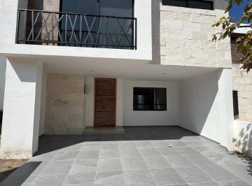 Casa · 170m² · 3 Recámaras · 2 Estacionamientos · Casa en Maderas Residencial, Celaya 3 Hab, Alberca y Terraza por Camino San José de Guanajuato