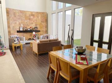 Casa · 400m² · 3 Recámaras · Casa Jardines del Campestre