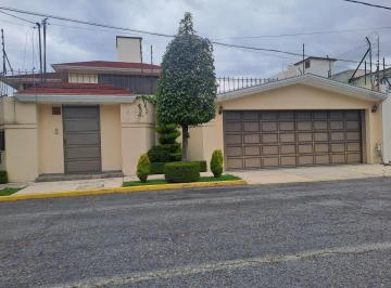 Casa · 608m² · 6 Estacionamientos · Casa en Venta en Metepec Club de Golf San Carlos