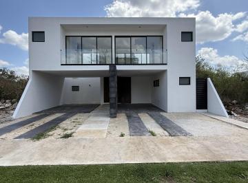 Casa · 253m² · 3 Recámaras · 2 Estacionamientos · Venta de Casa en Privada Tamora Mérida Yucatán Conkal