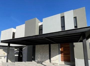 Casa · 180m² · 3 Recámaras · 2 Estacionamientos · Casa en Venta Altozano