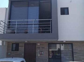 Casa · 3 Recámaras · 2 Estacionamientos · Casa Amueblada en Renta en El Refugio