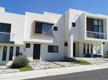 Casa en condominio · 120m² · 2 Recámaras · 2 Estacionamientos · Renta Casa Zibata Privada Alberca Gimnasio Cerca Colegios Plaza Comercial