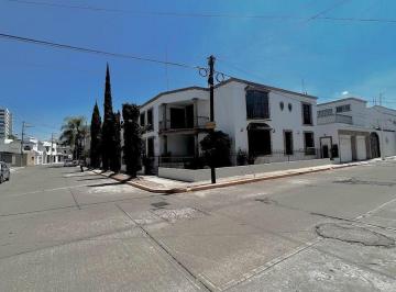 Casa · 500m² · 5 Recámaras · 3 Estacionamientos · Casa en Venta en Esquina en Lomas del Campestre,500 m de Terreno.