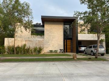 Casa · 560m² · 3 Recámaras · Casa en Venta Dentro del Yucatán Country Club en Xtakay