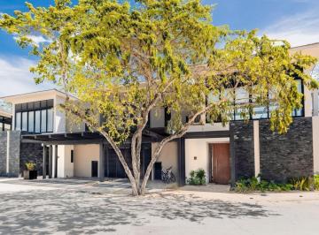 Casa · 426m² · 3 Recámaras · 2 Estacionamientos · Casa en Venta con Vista Al Campo de Golf en Amanha, Yucatán Country Club, Mérida