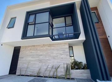 Casa · 283m² · 4 Recámaras · 3 Estacionamientos · Venta Lomas de Juriquilla