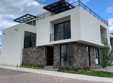 Casa · 386m² · 4 Recámaras · 2 Estacionamientos · Casa en Renta Lomas de Juriquilla
