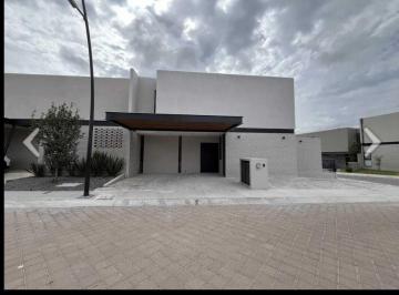 Casa · 292m² · 3 Recámaras · 3 Estacionamientos · Casa en Renta Lomas del Campanario (Norte)