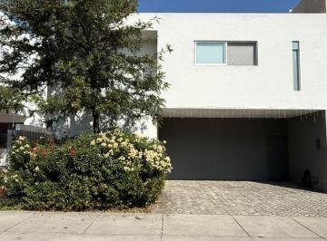 Casa de 3 habitaciones, Zapopan · Casa en Venta por Valle Real