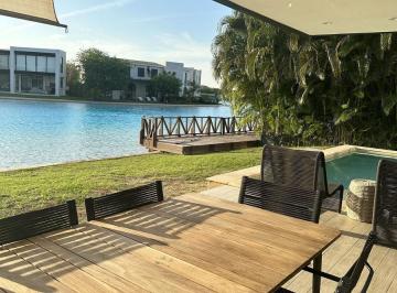 Casa · 451m² · 5 Recámaras · 2 Estacionamientos · Casa en Venta con Vista Al Lago en Kanha, Yucatán Country Club