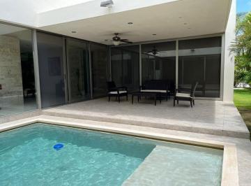 Casa · 416m² · 3 Recámaras · 3 Estacionamientos · Casa en Venta en Privada Xpokin, Yucatan Country Club