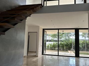 Casa · 356m² · 4 Recámaras · 4 Estacionamientos · Casa en Renta en El Yucatán Country Club, Privada Oasis.