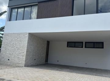 Casa · 460m² · 4 Recámaras · 4 Estacionamientos · Casa en Venta en El Yucatán Country Club, Oasis, Mérida, Yucatán