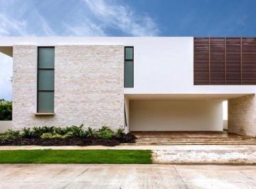 Casa · 429m² · 4 Recámaras · 4 Estacionamientos · Casa en Venta, Yucatán Country Club, Mérida Yucatan
