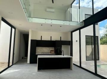 Casa · 450m² · 4 Recámaras · 3 Estacionamientos · Casa en Venta en Yucatán Country Club, Kutz, Mérida, Yucatan