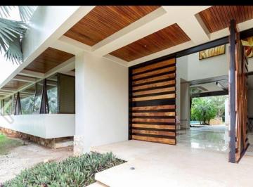 Casa · 810m² · 4 Recámaras · 4 Estacionamientos · Casa en Venta Dentro del Yucatán Country Club, Cutzam, Mérida