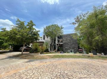 Casa · 302m² · 3 Recámaras · 3 Estacionamientos · Casa en Venta en Yucatán Country Club, Mérida Yucatán