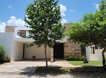 Casa · 400m² · 4 Recámaras · 4 Estacionamientos · Casa en Renta en Privada Kutz, Yucatán Country Club